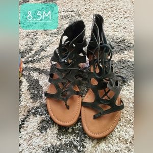 Black sandals(free with any purchase of three items)